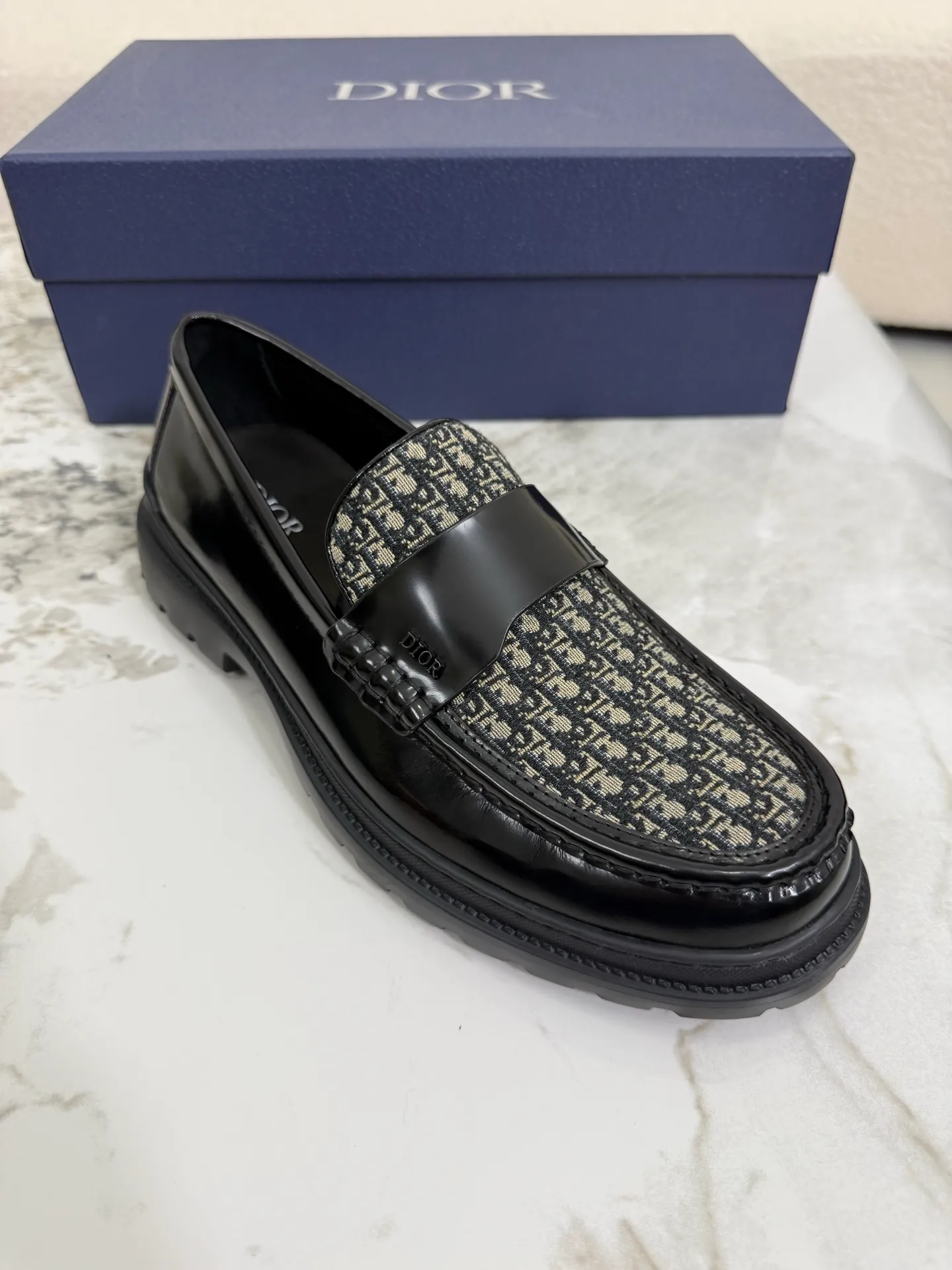 [ DIOR ] Top P: 820💰 ▪️Size: 39-44 (customized for 38.45) Top male leather shoes DIOR Dior combines high-quality materials and exquisite details. The imported cowhide leather upper is embellished with Gancio buckles, showing a luxurious style. Imported cattle. TP sole is light and flexible in texture